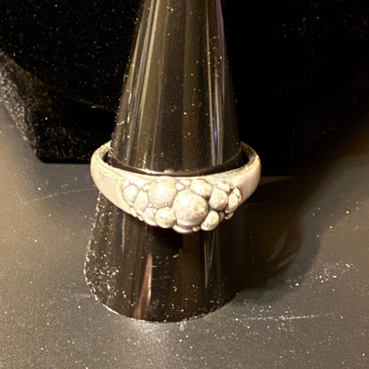 Stack of various size spheres clustered on narrow signet rings