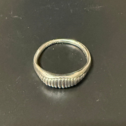 Horizontally aligned ellipses of various size on narrow signet rings